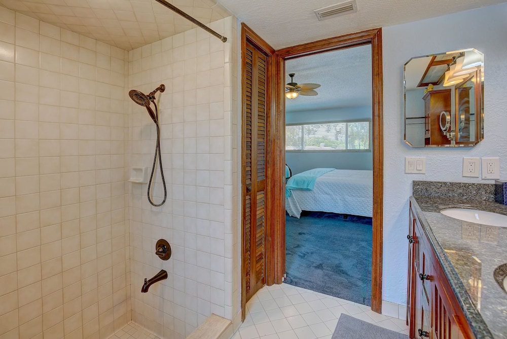 Spacious 4 3 Retreat- Heated Pool-playroom