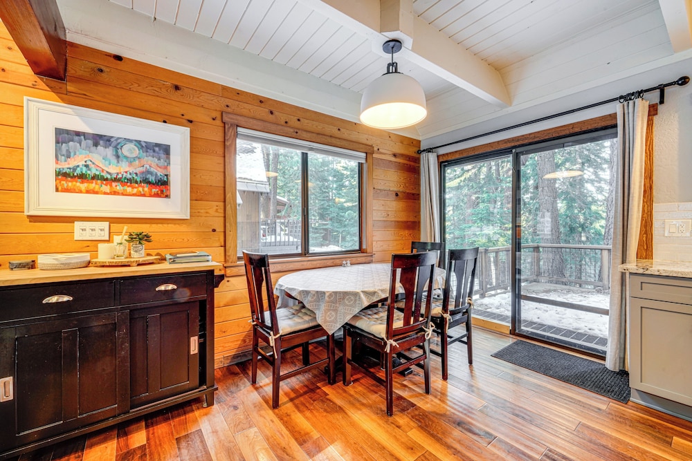 3 Mi to Skiing: Retreat w/ Deck in Tahoe Donner!