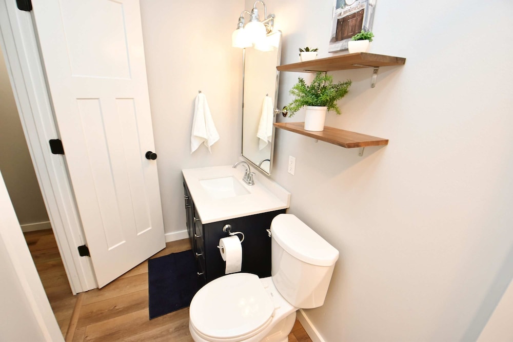 Modern 5 Bedroom Home Sleeps up to 12 15 min Walk to ND 2329