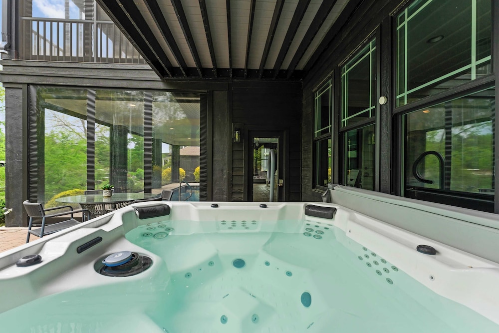 Luxury Lakefront Stay Private Dock, Indoor/outdoor Pool The Retreat
