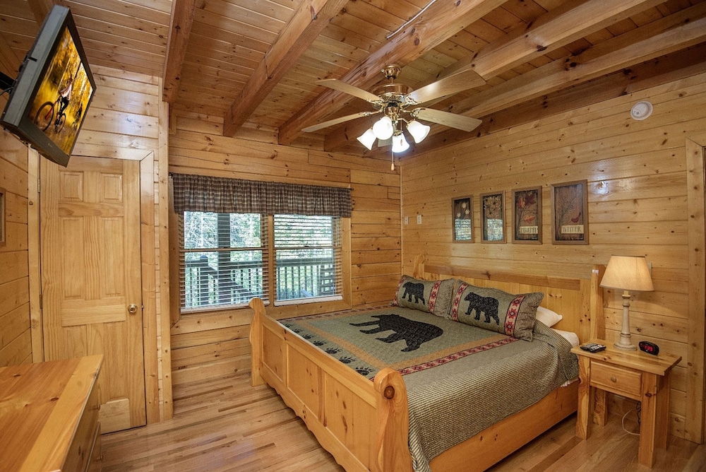 ER228 - Locker's Lodge Great Location - Close To Town! 1 Bedroom Cabin by RedAwning view 4