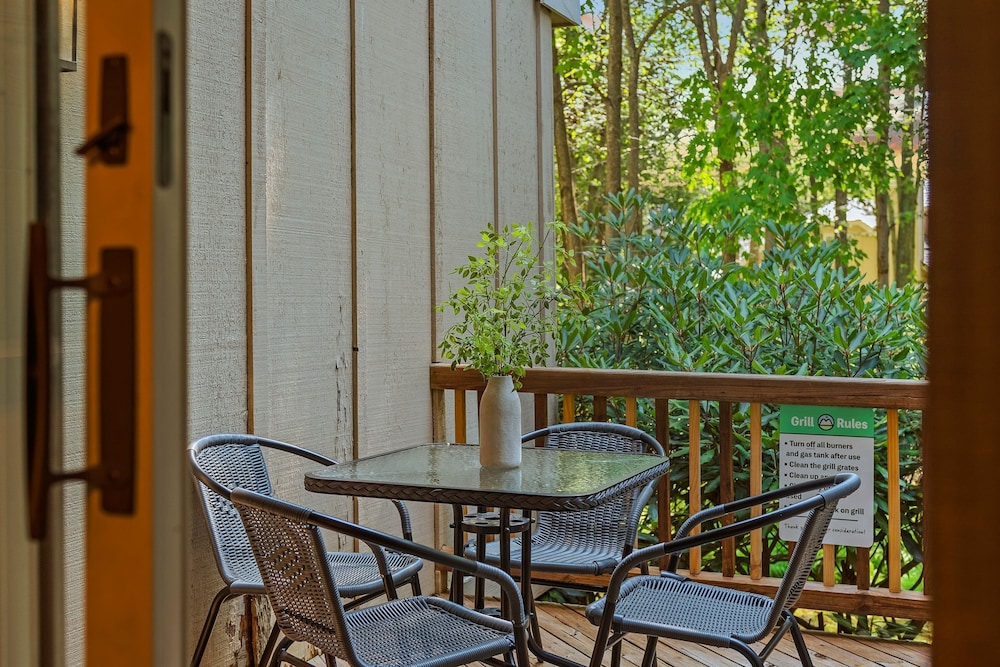 Pocono Bear Den by Avantstay Stylish Modern Deck w Grill Outdoor Dining