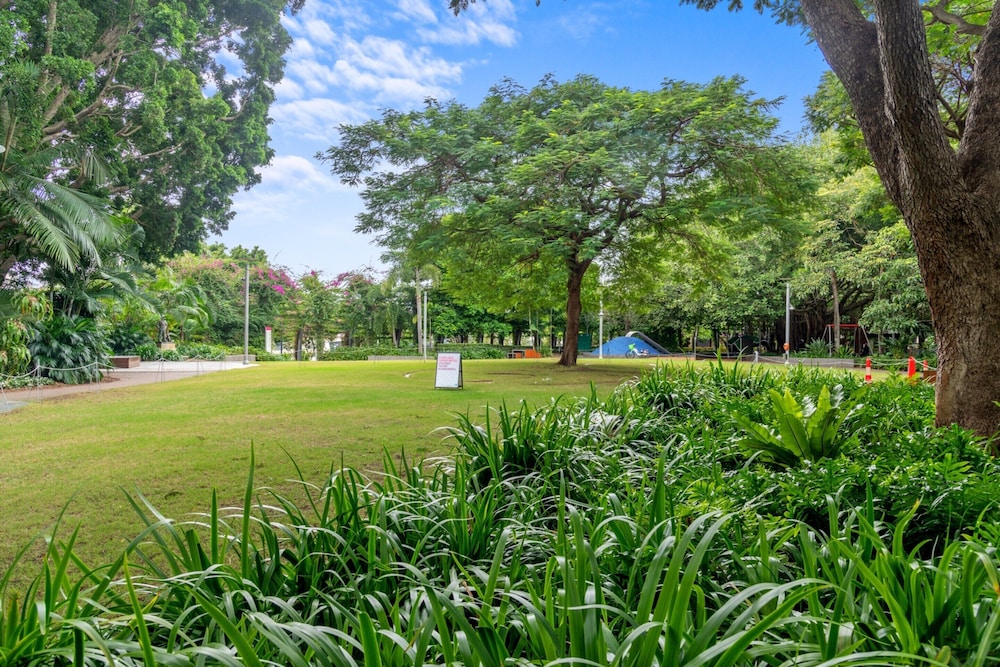Modern Southbank Parklands Apartment Retreat