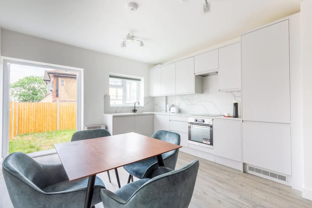 Contemporary 2 Bedroom in West London