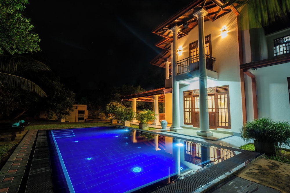 Villa Almond Leaf