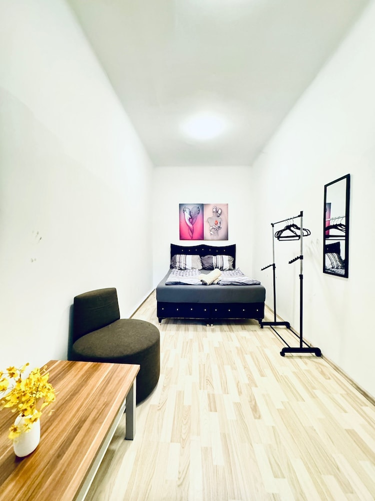 Simple 3BR Apartment for 6 FAC Platz