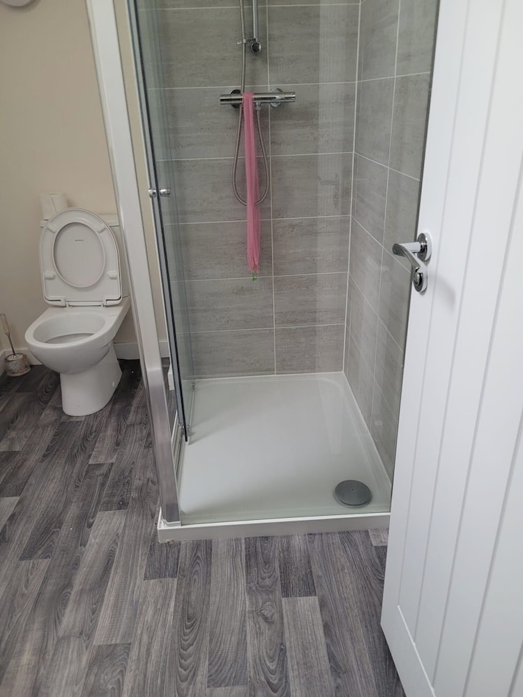 Central 2 Bed Home - Parking, Ev Point, Garden