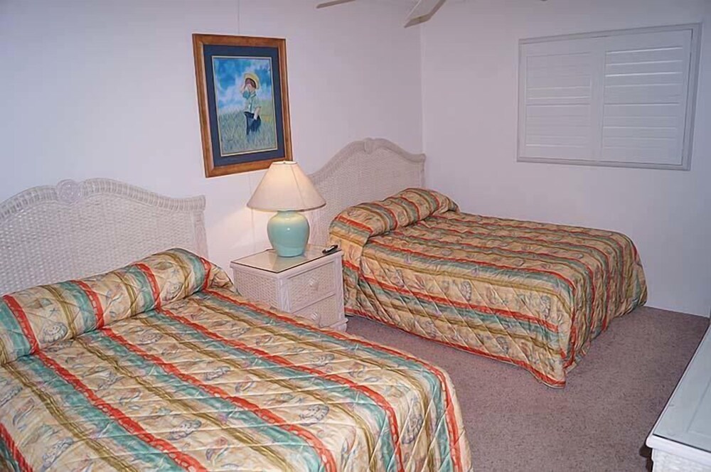 Sungate 402 2 Br condo by RedAwning