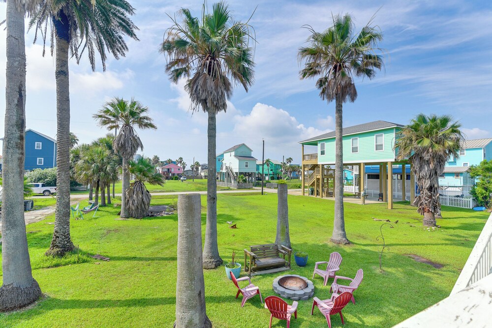 Walk to Beach: Galveston Family Getaway w/ Patio
