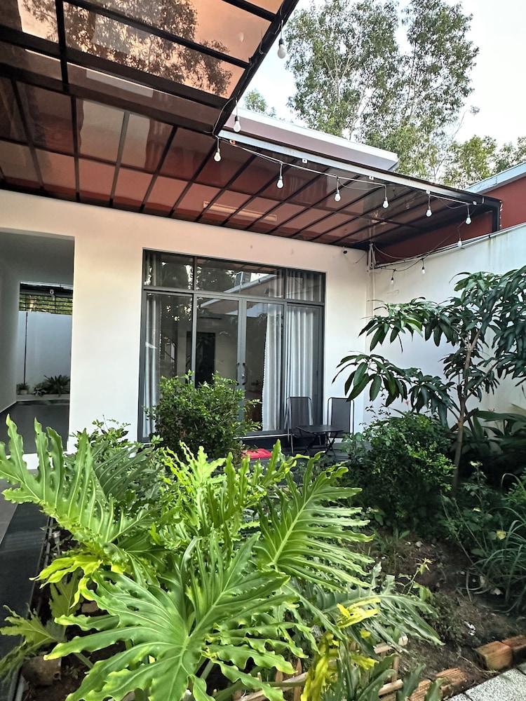 HOMESTAY HALONA