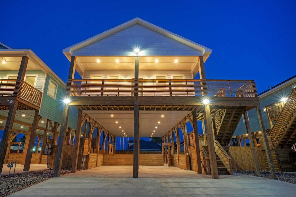 Deja Blue Coastal Retreat w/ Pool, Firepit, BBQ & Outdoor TV Lounge