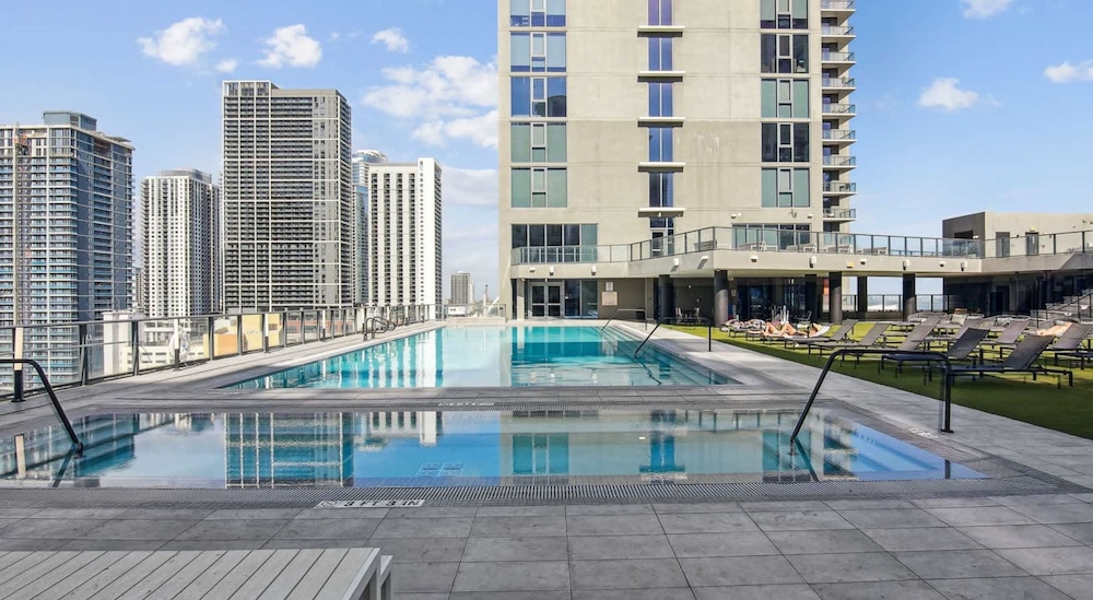 CBD Luxepad 2b2b With City Bay Views Gym Lounge