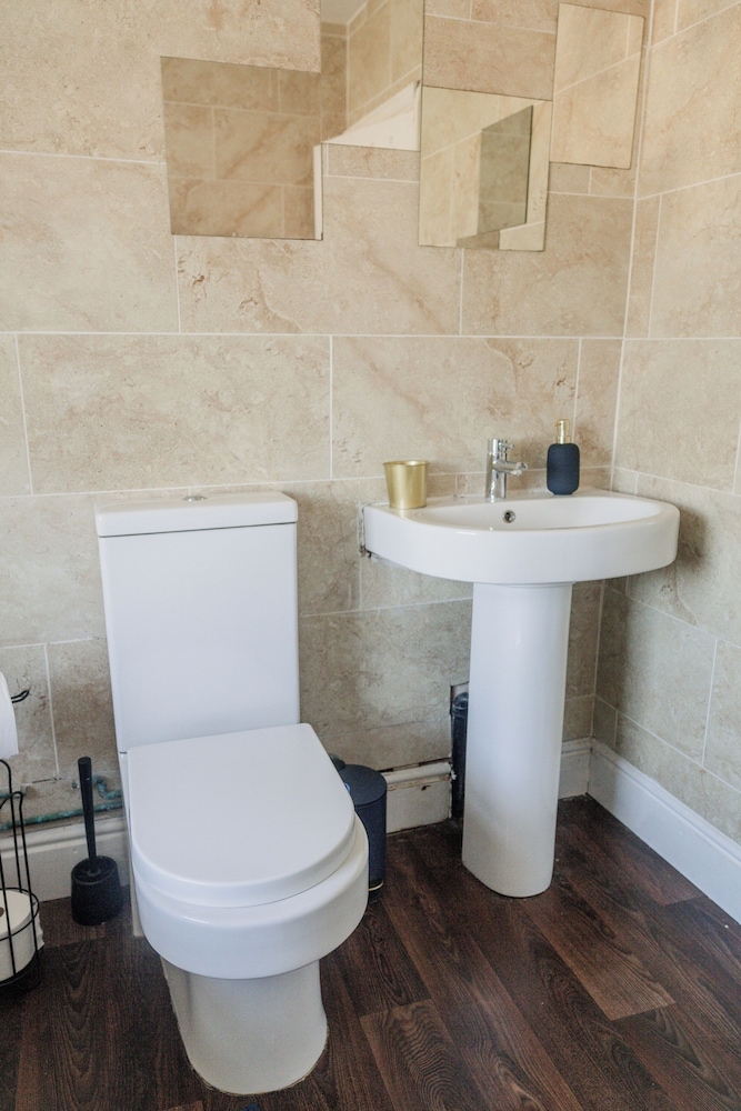 6-bed House - Sleeps 13 - Families & Contractors
