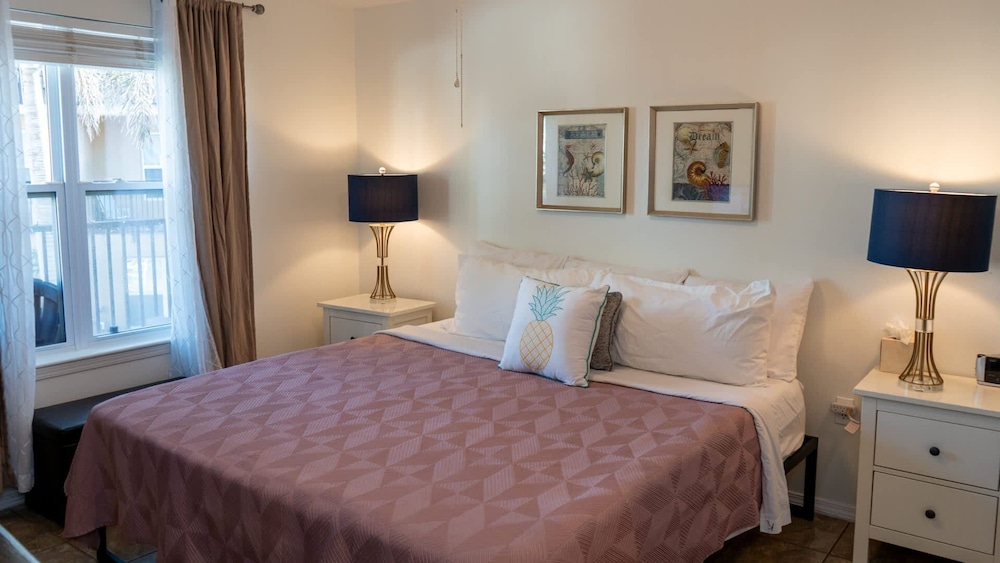 Cozy Family Retreat Steps To Beach Pool / Hot 2 Bedroom Apts