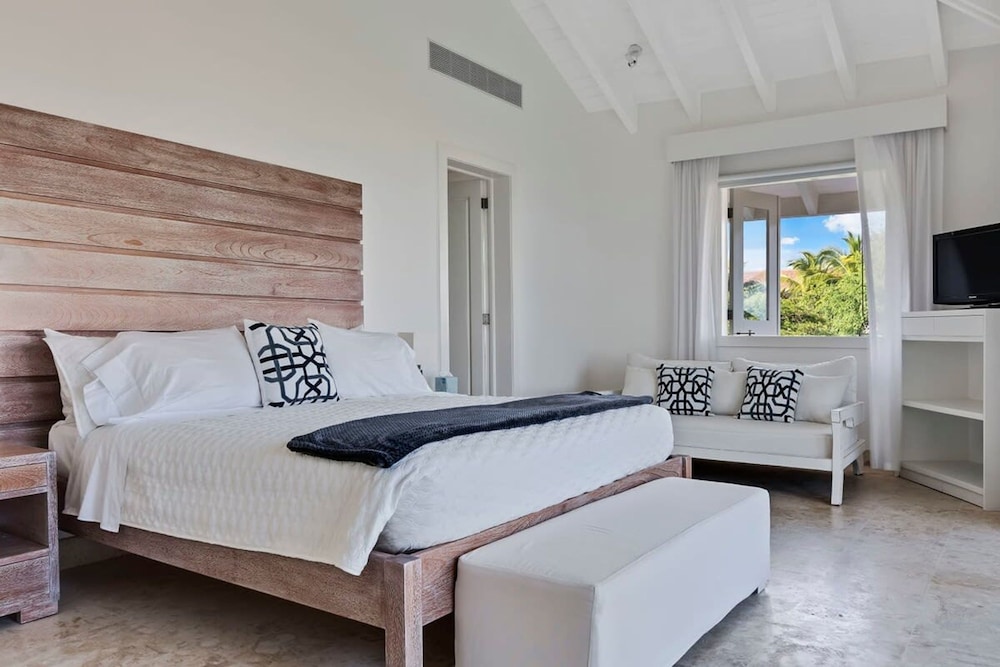 Oceanfront Golf Course Estate w Pool Guest House