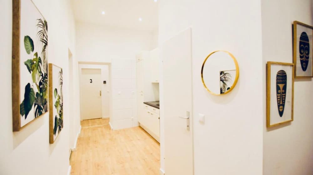 Family 5BR Apt Near Augarten Garden