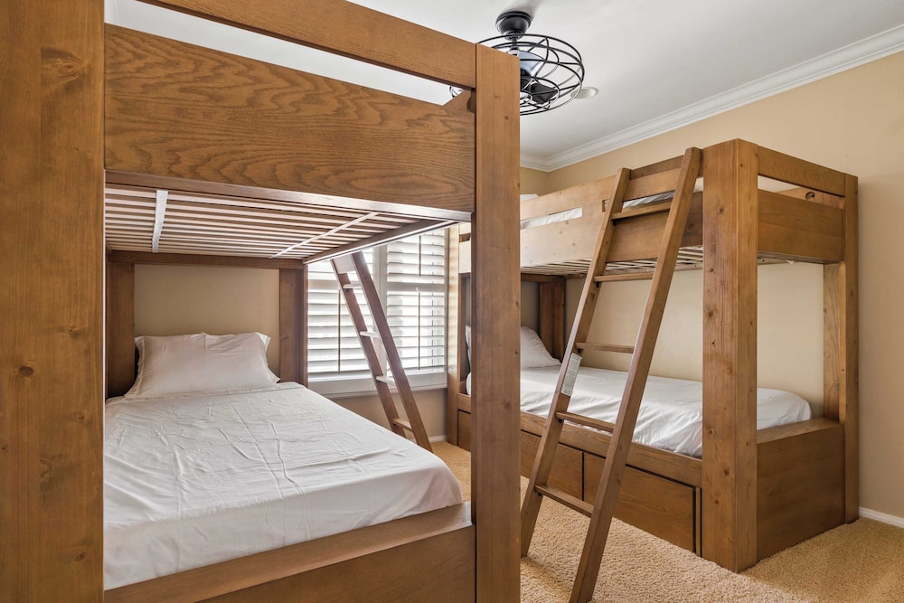 Point Loma Home w/ Putting Green, Firepit + Game Room & Beach Access Zola Street by Avantstay