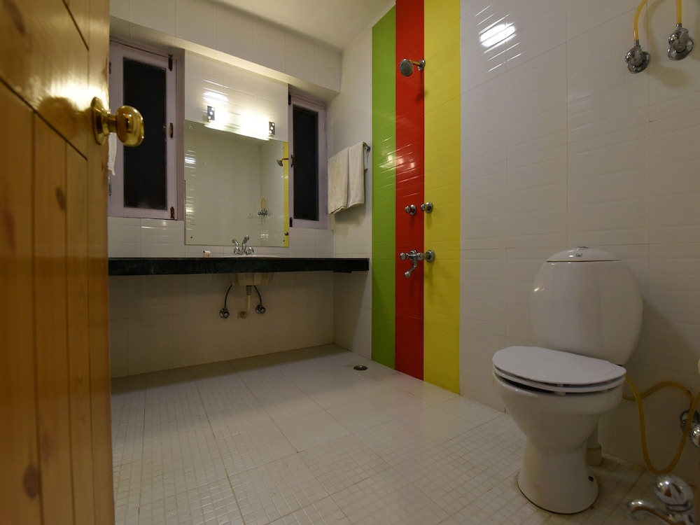 OYO 14150 Celebriti Suites
