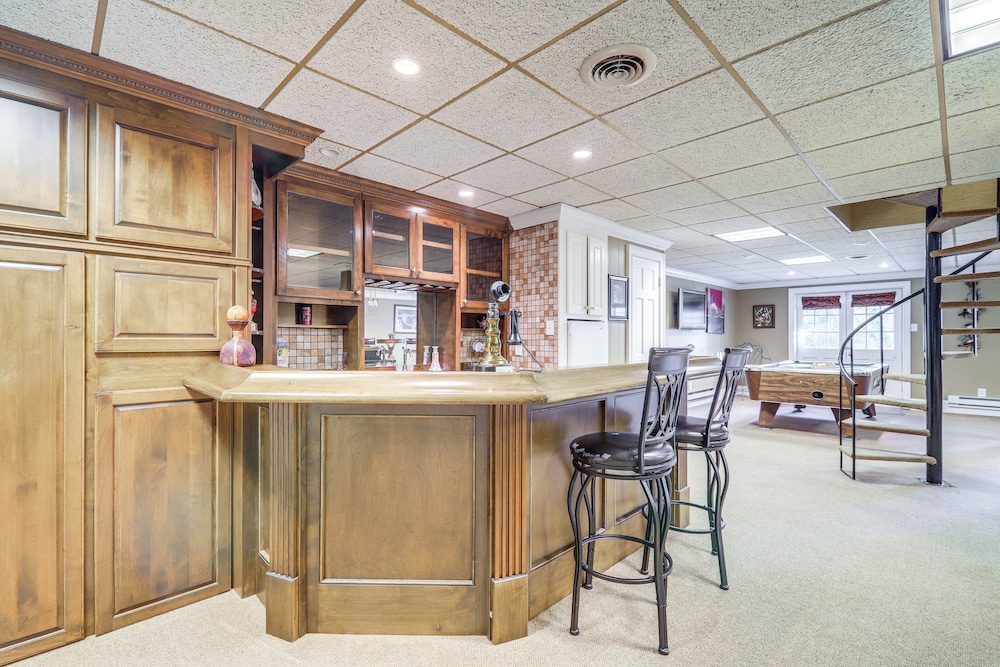 Game Room + Pond: Spacious Gainesville Getaway!