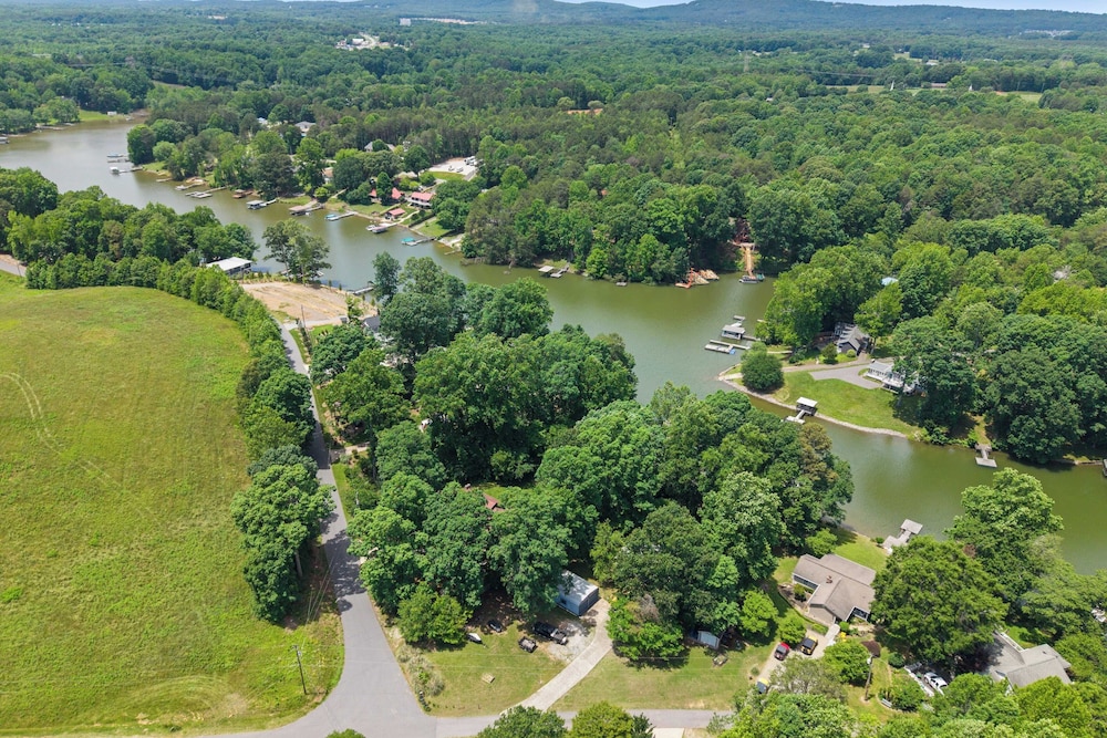 Shady Daze: Waterfront Home w/ Deck, Hot Tub & Lake Views