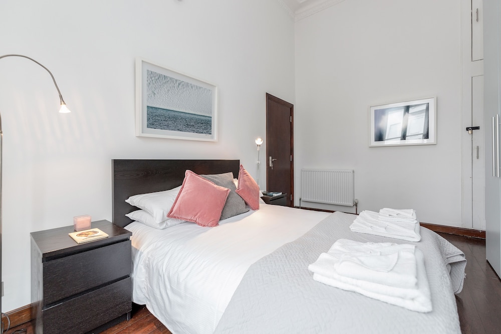 South Ken Apartment by BaseToGo
