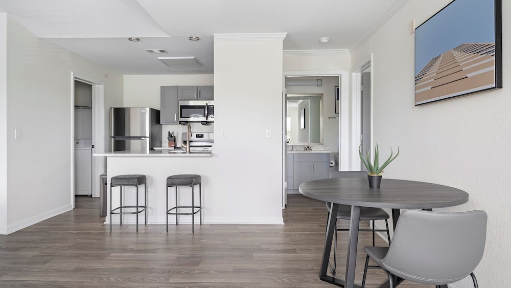 Landing Beautiful 1bd, Courtyard, Clubhouse
