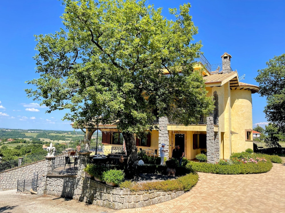 Charming Villa in Umbria - Sleeps 16 - Lake View - Pool, Jacuzzi and Events Room