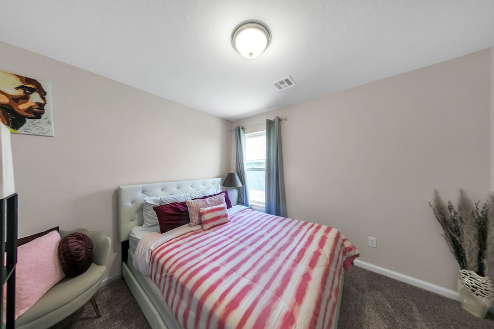 Newly Built 3br Getaway In Edmond 3 Bedroom Home by RedAwning view 5