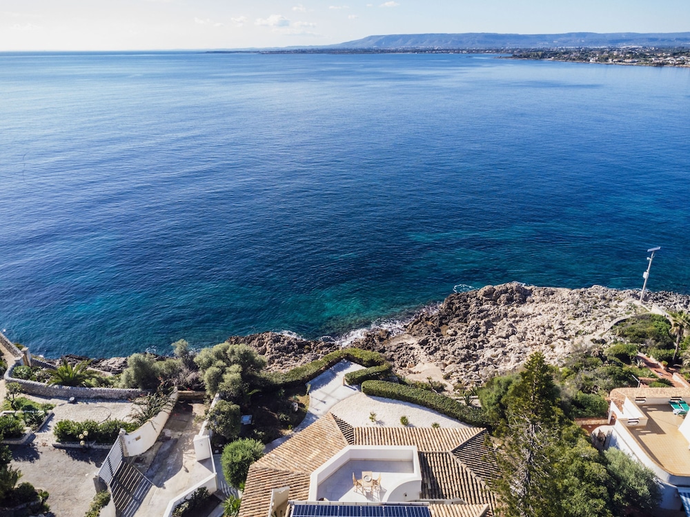 Villa Plemmiria by the Sea by Wonderful Italy