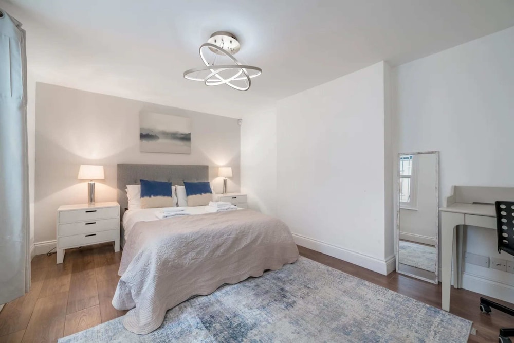 Bright and Modern 2 Bedroom Apartment in Earl's Court