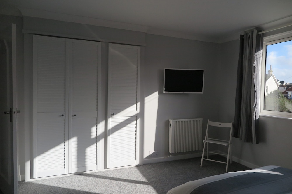 Esplanade Court Apartments With Seasonal Swimming Pool view 4