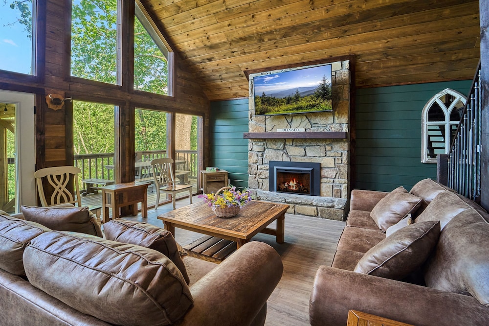 Family Friendly Getaway I Hot Tub In Gatlinburg