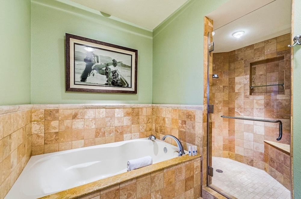 Hawaiian Unit Nearby Beaches, Restaurants, & Shopping - Vrkcv
