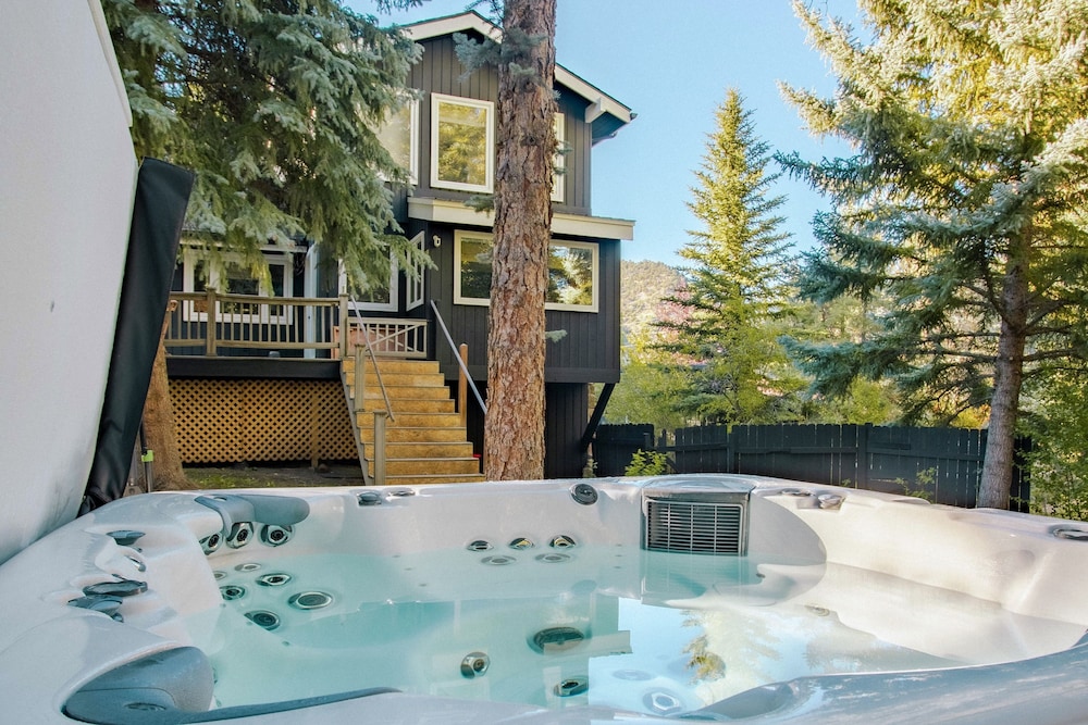 River House Hot Tub 15min to Downtown Skiing