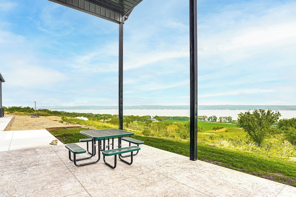 2 Mi to Lewis and Clark Lake: Spacious Getaway
