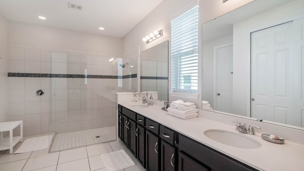 Solara Resort 5 Bedroom Home with Pool + Game Room 5 Home