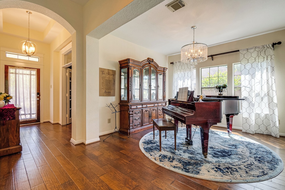 Near Cynthia Woods Mitchell Pavilion: Family Home!