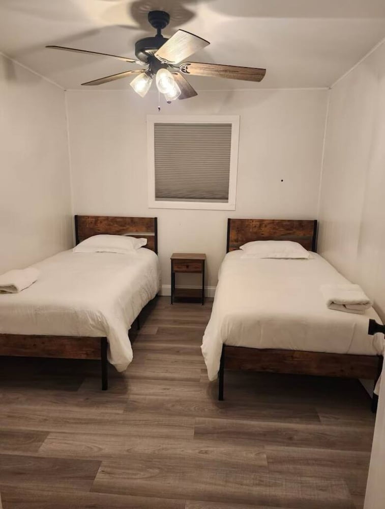 Budget-friendly Home Sleeps 16 Wifi Close to Minyan