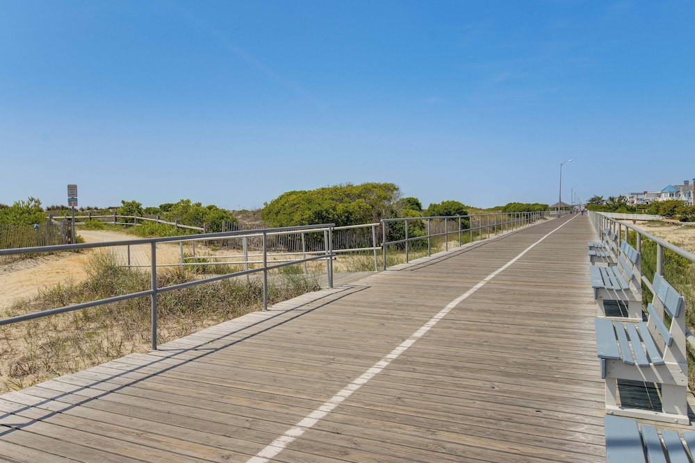 2 Blocks to Beach Access: Ocean City Adventure!