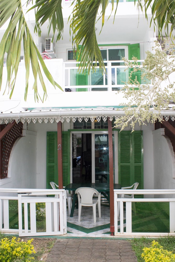 La Joliette Bungalow - Opposite Pereybere Beach