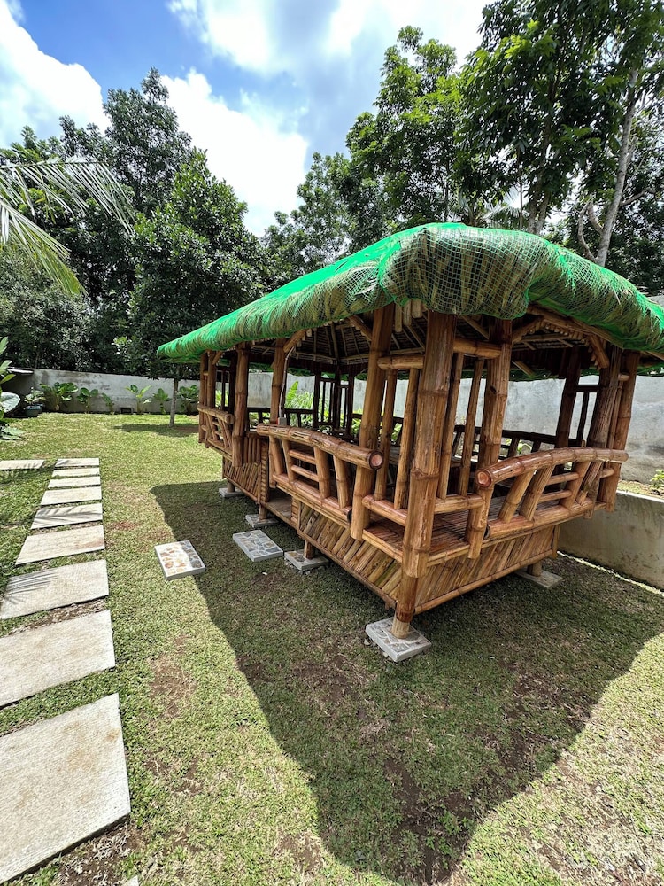 Modern Tropical 2BR Villa & Pool Retreat in Amadeo