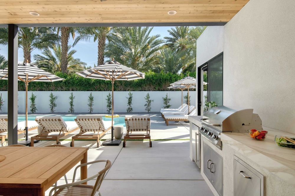 Sleeps 32 2 Villas, Pool, Putting Green+bocce Polo Villas Amara by Avantstay