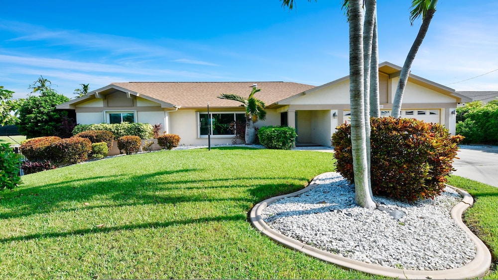 Love Bird Canalfront Villa Lounge Terrace Heated Pool pet Friendly