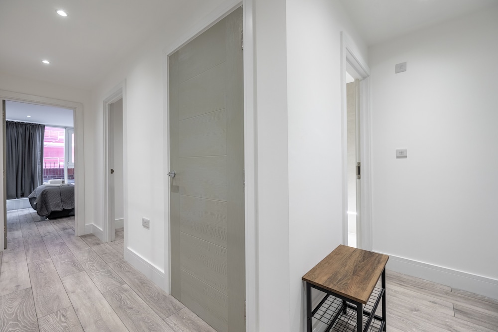 Remarkable 2-bed Apartment in Camberley view 5