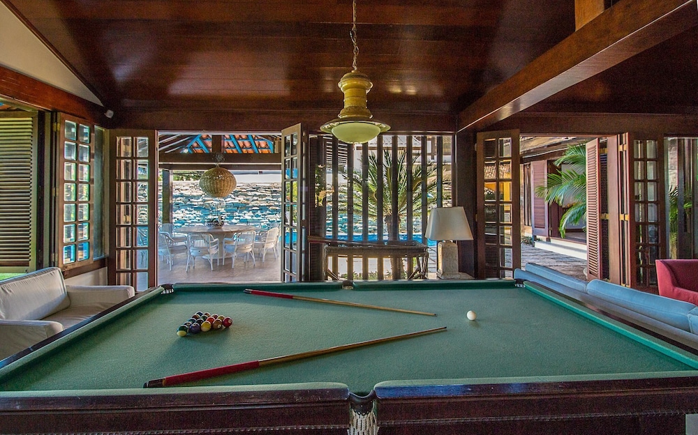 Casa com Cinco Quartos Pé na Areia