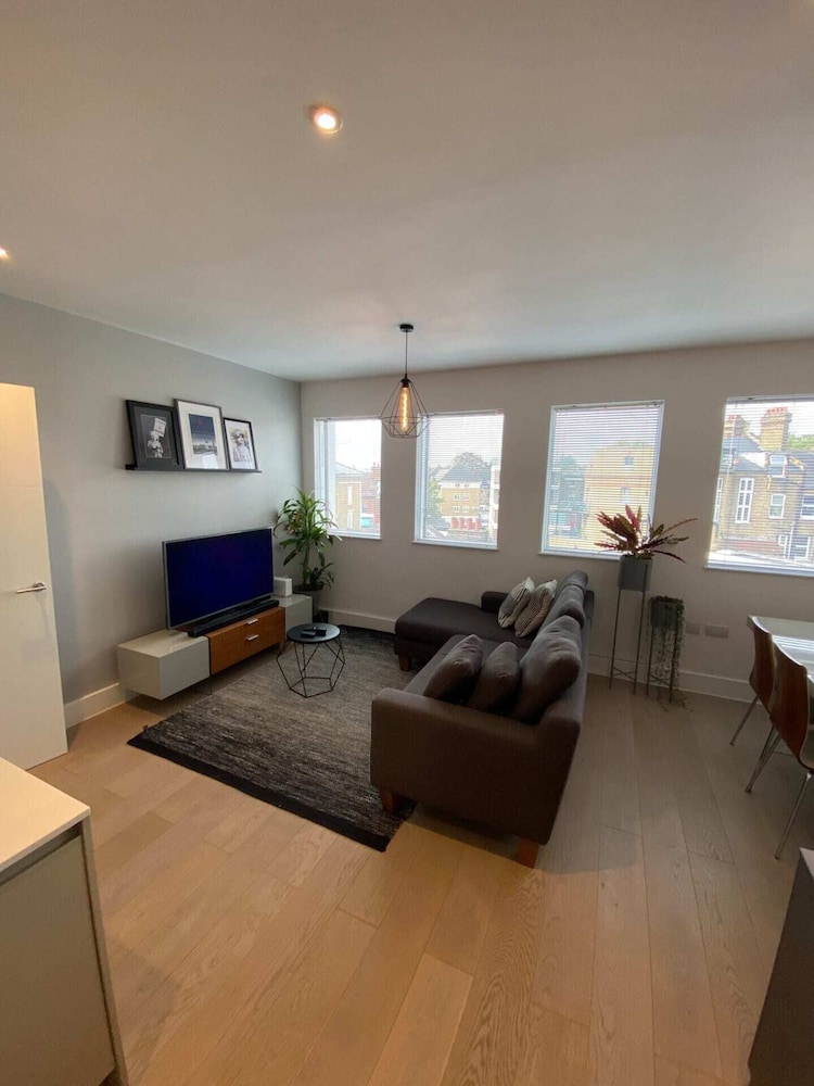 Tasteful 2BD Flat W/open Plan Living - Blackheath!