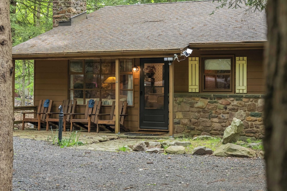 The Horseshoe Hideaway Lake Harmony Cabin w/ Hot Tub & Game Porch