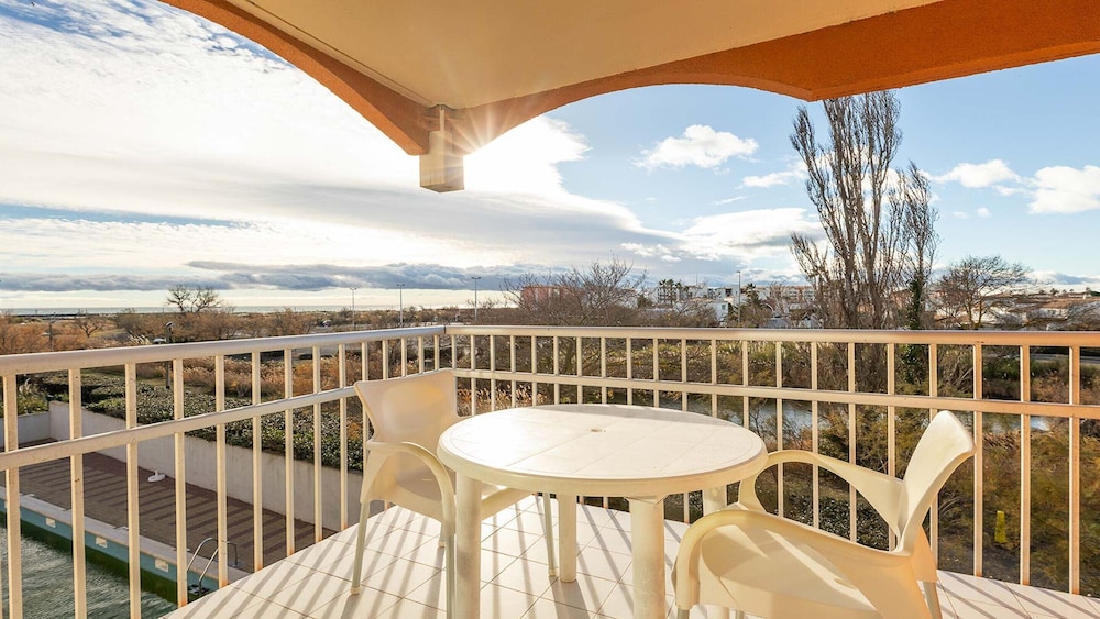 Sunny Waterfront Apartment