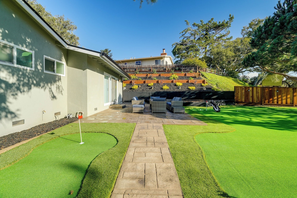 2 Mi to Beach: Home w/ Patio in Del Rey Oaks!