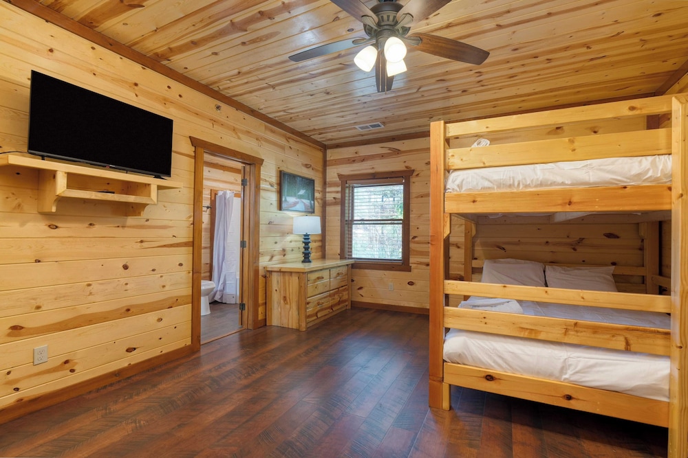 Dolly's Lodge by Avantstay Sleeps 28 - Luxe Smokies Cabin Game Room, Hot Tub, Views, Near Attractions